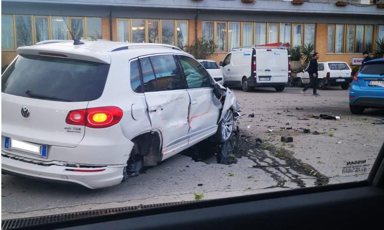 Scontro tra auto e camion: rocambolesco incidente a Morrovalle