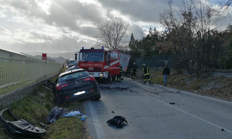 San Severino, frontale tra auto e camion lungo la Provinciale: donna in codice rosso a Torrette (VIDEO e FOTO)