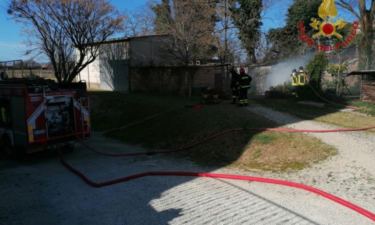 Montelupone, incendio in un capanno: prende fuoco un pollaio Montelupone, incendio in un capanno: prende fuoco un pollaio