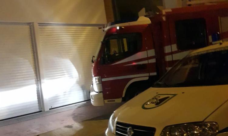 Civitanova, cadono vetri in strada: vigili del fuoco al lavoro in via Trieste Civitanova, cadono vetri in strada: vigili del fuoco al lavoro in via Trieste