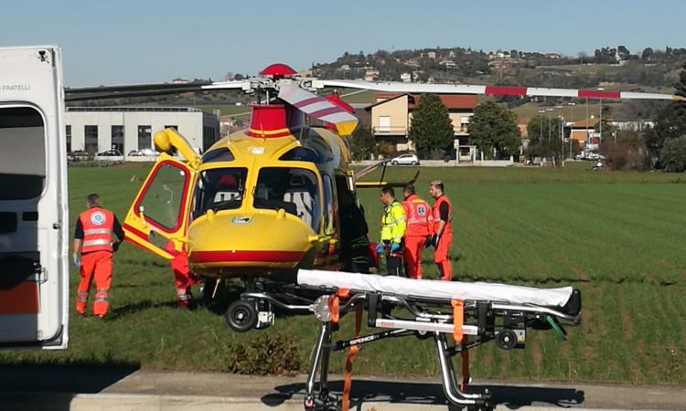 Recanati, violento scontro tra due auto: un uomo trasferito a Torrette con l'eliambulanza