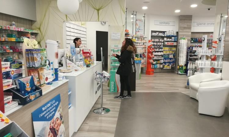 Macerata, è corsa alle mascherine: farmacie prese d'assalto Macerata, è corsa alle mascherine: farmacie prese d'assalto