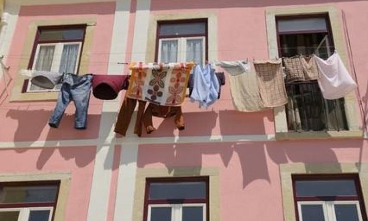Civitanova, multe da 80 a 500 euro per i panni stesi sul balcone Civitanova, multe da 80 a 500 euro per i panni stesi sul balcone
