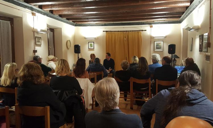 Recanati, Versus parte col botto, grande successo del primo appuntamento della rassegna di poesia Recanati, Versus parte col botto, grande successo del primo appuntamento della rassegna di poesia