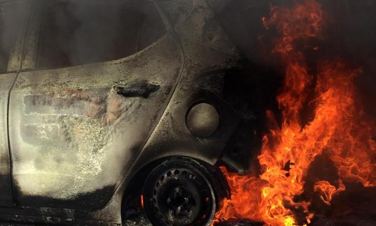Auto divorata dalle fiamme lungo la Regina: traffico in tilt (FOTO) Auto divorata dalle fiamme lungo la Regina: traffico in tilt (FOTO)