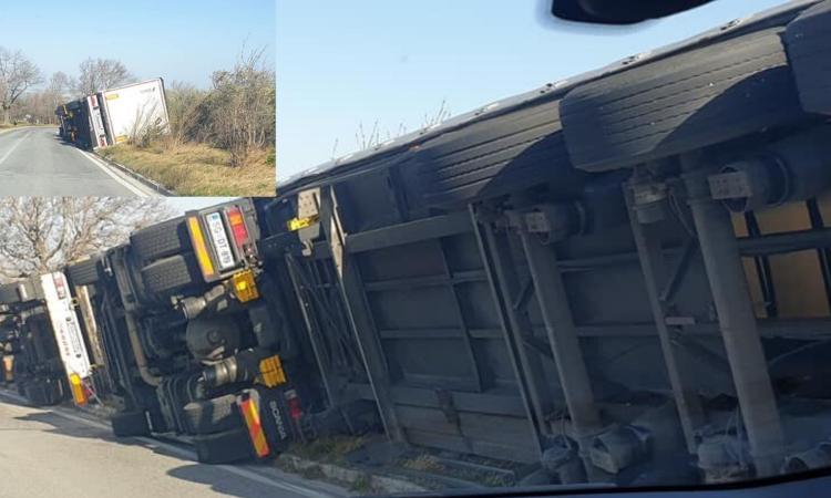 Cingoli, due camion rovesciati dal vento sulla strada per Staffolo Cingoli, due camion rovesciati dal vento sulla strada per Staffolo