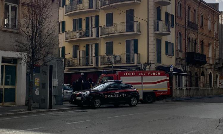 Civitanova, incendio in via Trieste: in fiamme la tettoia che unisce due palazzine