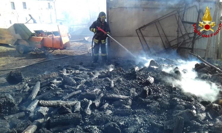 Macerata, capanno agricolo distrutto dalle fiamme Macerata, capanno agricolo distrutto dalle fiamme