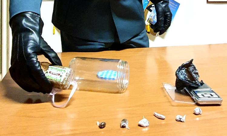 Nasconde 90 grammi di hashish sotto il sedile di un mezzo agricolo: arrestato 22enne di Montecosaro Nasconde 90 grammi di hashish sotto il sedile di un mezzo agricolo: arrestato 22enne di Montecosaro