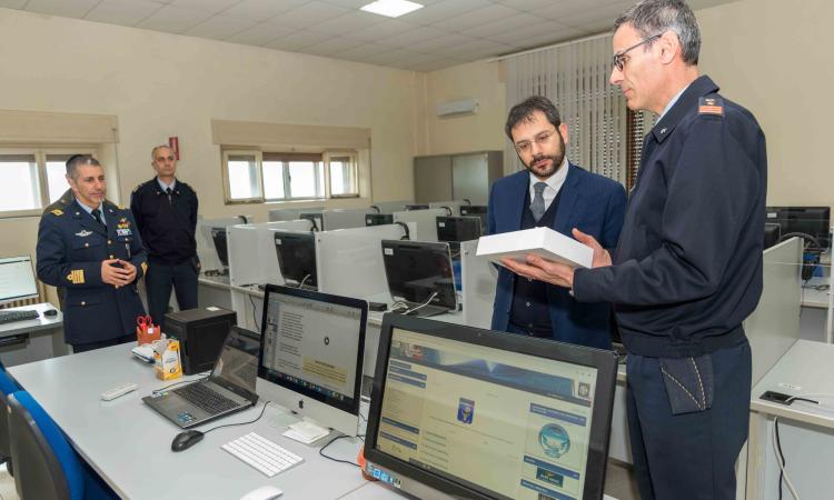 Loreto, il Sottosegretario alla Difesa Tofalo in visita al Centro di Formazione Aviation English Loreto, il Sottosegretario alla Difesa Tofalo in visita al Centro di Formazione Aviation English