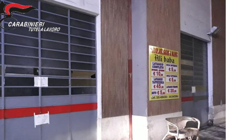 Macerata, autolavaggio come dormitorio e turni di lavoro disumani: arrestato il gestore