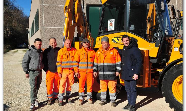Cingoli, il Comune rinnova il parco mezzi: nuova Terna da 100.000 euro (FOTO) Cingoli, il Comune rinnova il parco mezzi: nuova Terna da 100.000 euro (FOTO)