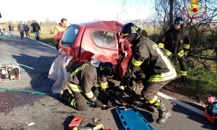 Recanati, violento urto tra due vetture: due feriti a Torrette (FOTO)