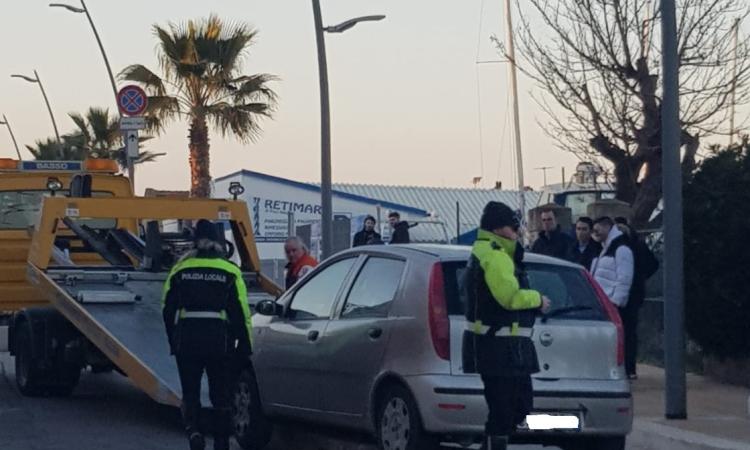 Civitanova, auto finisce sulla pista ciclabile del lungomare