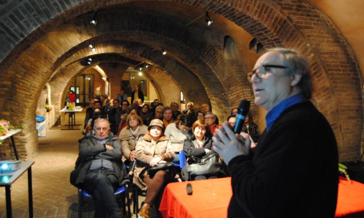 Macerata, Galleria Antichi Forni affollata per la conferenza su Salgado Macerata, Galleria Antichi Forni affollata per la conferenza su Salgado