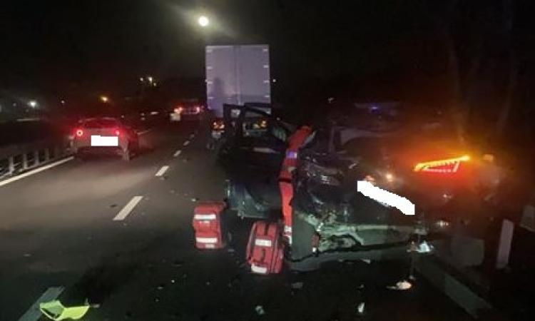 Pollenza, scontro tra auto e camion in superstrada: una donna in codice rosso all'ospedale (FOTO)