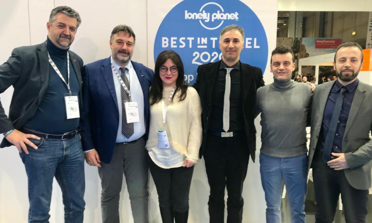 Sarnano e le Grotte di Frasassi alla BIT di Milano: "Sviluppiamo sinergie per la promozione del territorio" Sarnano e le Grotte di Frasassi alla BIT di Milano: "Sviluppiamo sinergie per la promozione del territorio"