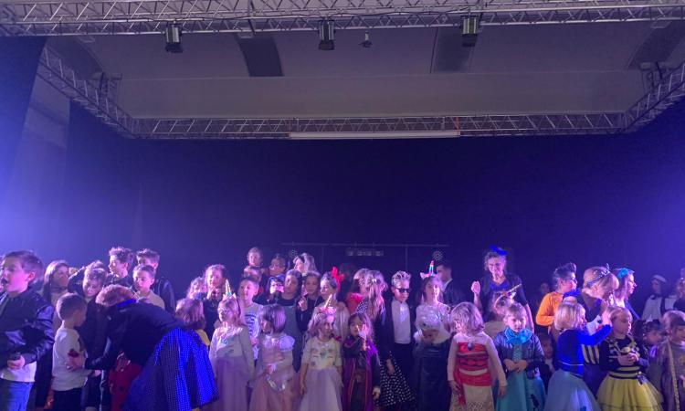Gagliole, atmosfere anni '50 per la festa di Carnevale della scuola (FOTO) Gagliole, atmosfere anni '50 per la festa di Carnevale della scuola (FOTO)