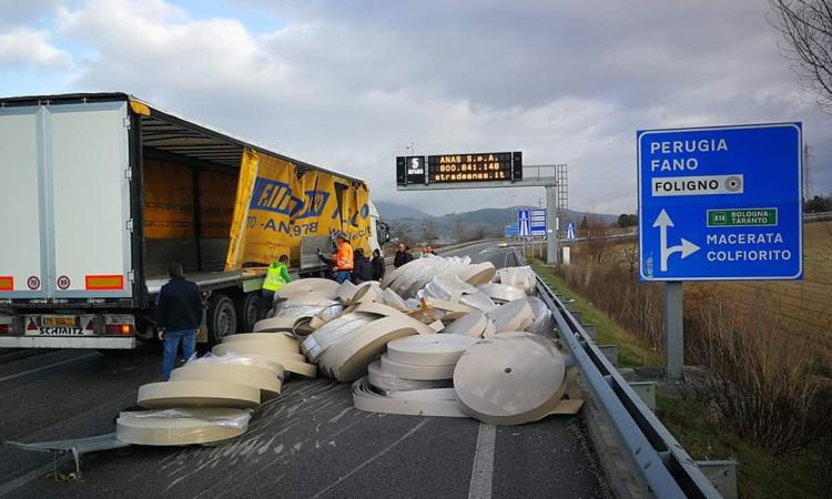 Camion perde il carico: strada bloccata dai rotoloni di carta Camion perde il carico: strada bloccata dai rotoloni di carta