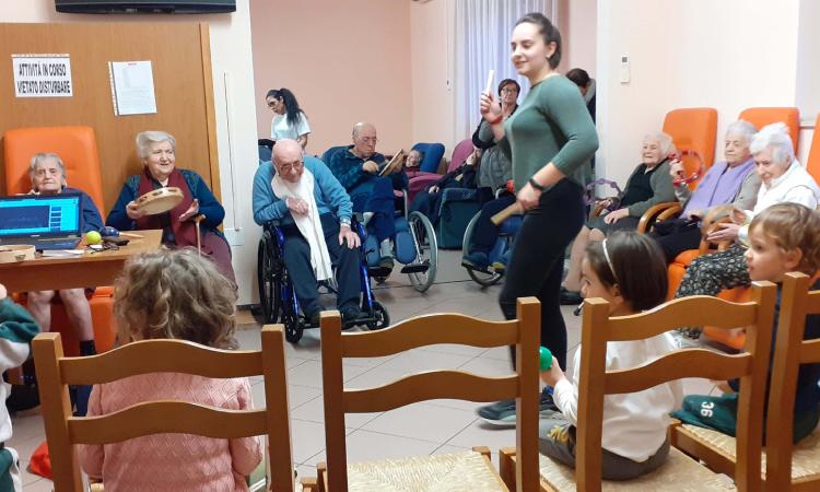 Loro Piceno, nonni e bambini cantano insieme alla casa di riposo Loro Piceno, nonni e bambini cantano insieme alla casa di riposo