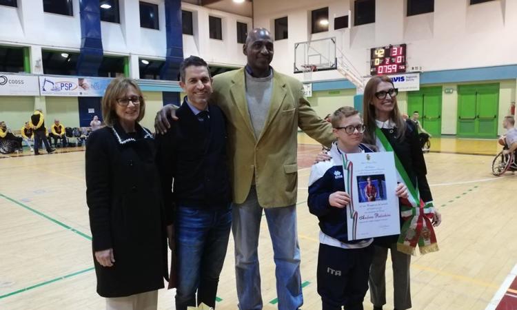 Potenza Picena, Andrea Rebichini premiato dall'ex stella Nba Sylvester Gray
