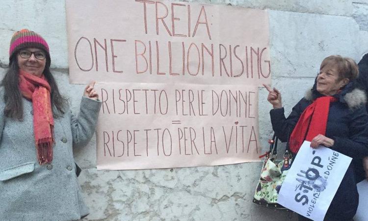 Treia: Stand Up for "One Bilion Rising" contro la violenza sulle donne Treia: Stand Up for "One Bilion Rising" contro la violenza sulle donne