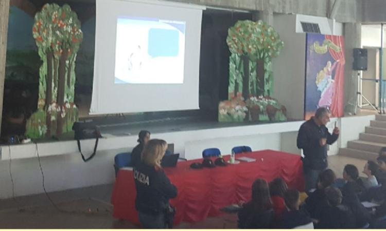 Civitanova, "Train...to be cool": gli studenti della Mestica incontrano gli operatori ferroviari Civitanova, "Train...to be cool": gli studenti della Mestica incontrano gli operatori ferroviari