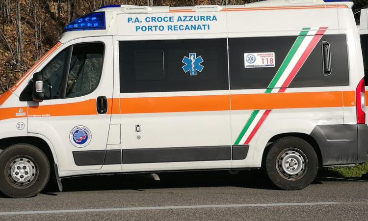 Cessapalombo, precipita dal sottotetto: trasportato in ospedale per varie fratture