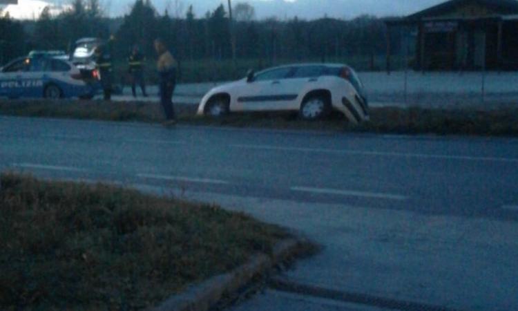 Montecassiano, fuori strada con l'auto: il conducente al pronto soccorso (FOTO) Montecassiano, fuori strada con l'auto: il conducente al pronto soccorso (FOTO)
