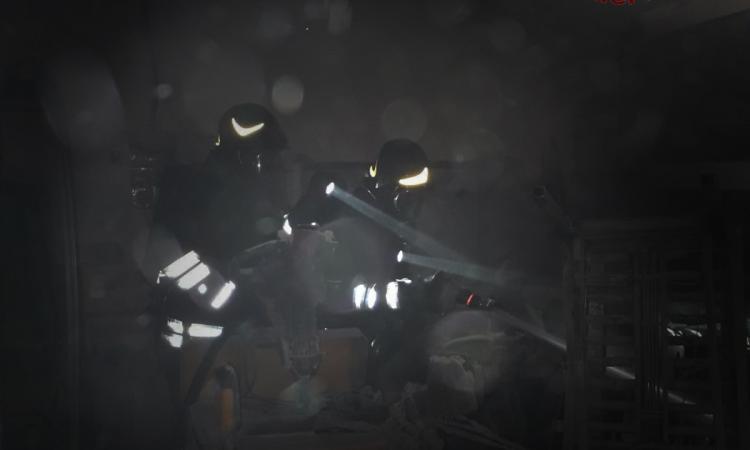 Matelica, incendio nel pastificio"Mosconi": locale officina divorato dalle fiamme Matelica, incendio nel pastificio"Mosconi": locale officina divorato dalle fiamme