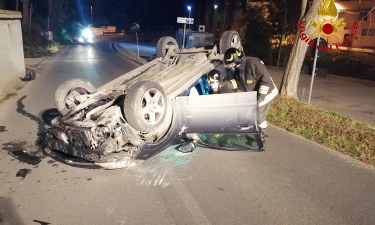 Civitanova,si ribalta in Contrada San Domenico: intervengono i Vigili del Fuoco Civitanova,si ribalta in Contrada San Domenico: intervengono i Vigili del Fuoco