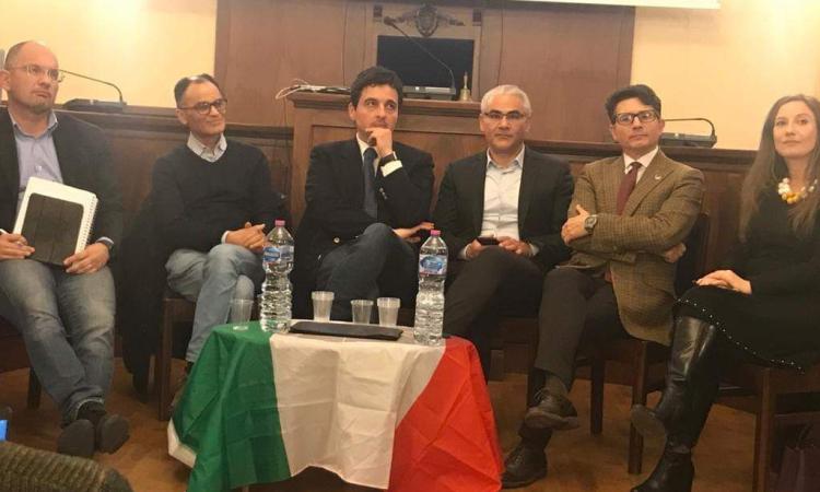 Fratelli d'Italia, il Tricolore diventa una tovaglia durante gli "Stati generali": è polemica sui social Fratelli d'Italia, il Tricolore diventa una tovaglia durante gli "Stati generali": è polemica sui social
