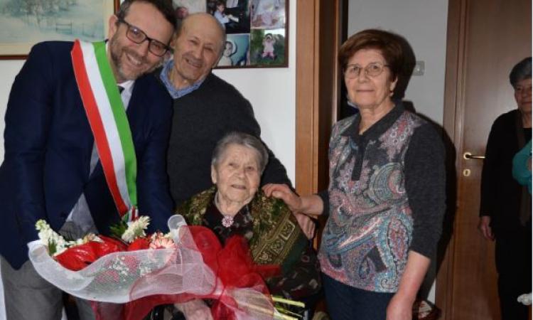 Una nuova centenaria a Macerata,Rosa Lucchetti spegne 100 candeline Una nuova centenaria a Macerata,Rosa Lucchetti spegne 100 candeline