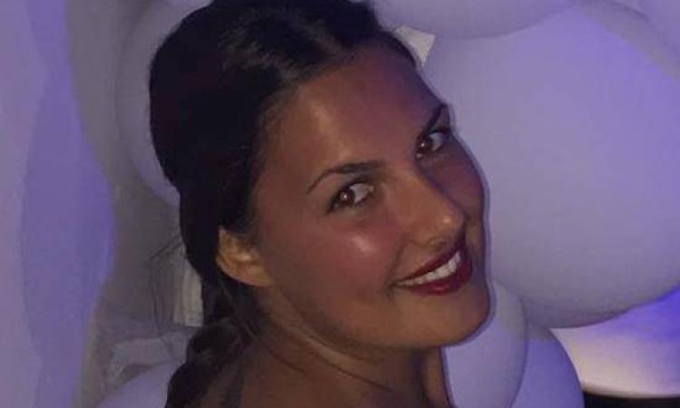 Civitanova, chiesa gremita per l'ultimo saluto a Cristina: "Sei in ogni raggio di luce che ci riscalderà" Civitanova, chiesa gremita per l'ultimo saluto a Cristina: "Sei in ogni raggio di luce che ci riscalderà"