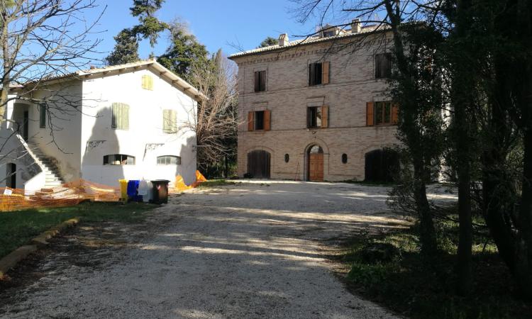 Appignano, apprensione tra gli abitanti di Contrada Carreggiano: "A Villa Pucci alloggiano 25 immigrati, non sapevamo nulla"