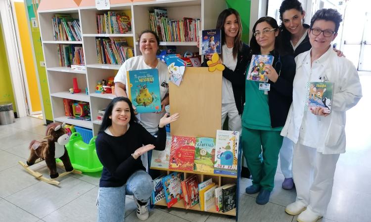 Macerata, "Aiutaci a crescere. Regalaci un libro": consegnati 450 libri al Reparto Pediatrico dell'Ospedale di Macerata Macerata, "Aiutaci a crescere. Regalaci un libro": consegnati 450 libri al Reparto Pediatrico dell'Ospedale di Macerata