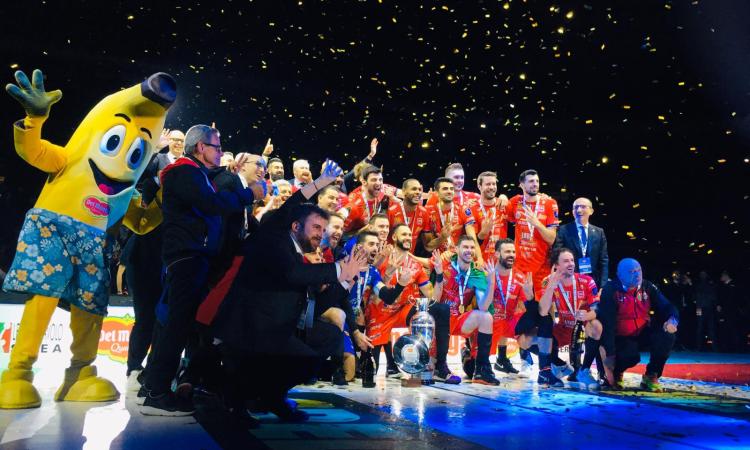 È festa grande per la Lube: patron Giulianelli balla con la squadra (FOTO e VIDEO) È festa grande per la Lube: patron Giulianelli balla con la squadra (FOTO e VIDEO)