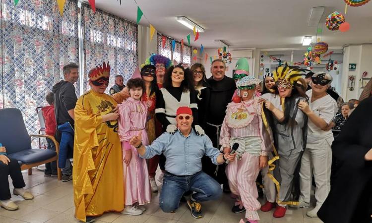 Treia, il Carnevale arriva alla Casa di Riposo: grande festa tra maschere e musica