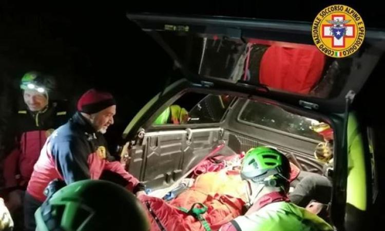 Scivola lungo un sentiero: interviene la squadra del soccorso alpino (FOTO)