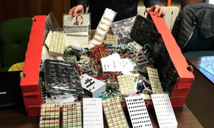 Porto Recanati, Blitz al mercato della Guardia di Finanza: sequestrati oltre 2500 articoli di bigiotteria Porto Recanati, Blitz al mercato della Guardia di Finanza: sequestrati oltre 2500 articoli di bigiotteria