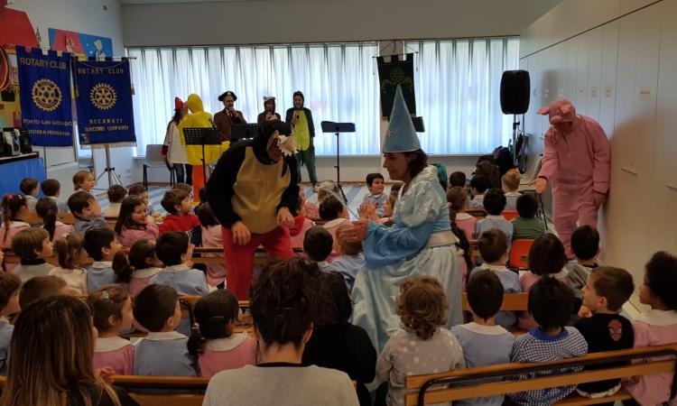 Recanati, il Rotary mette in scena le favole classiche per i bambini della scuola d'infanzia Recanati, il Rotary mette in scena le favole classiche per i bambini della scuola d'infanzia