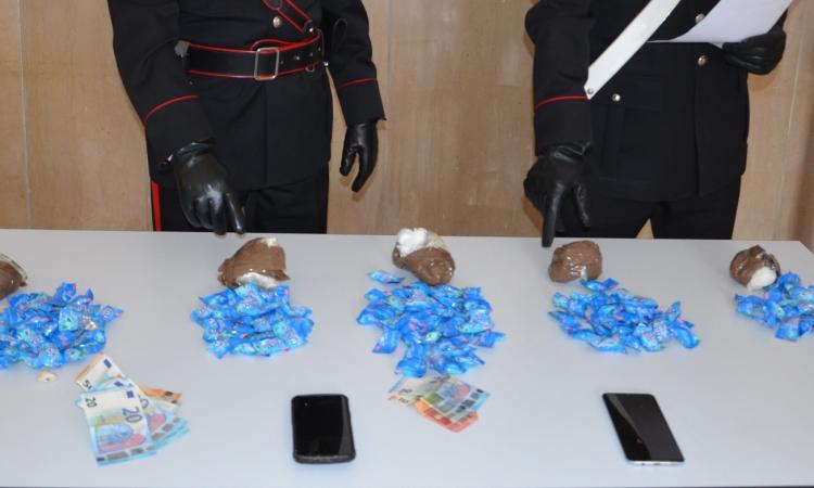 Montecassiano, nelle confezioni delle caramelle 70mila euro di eroina: arrestati due giovani afghani Montecassiano, nelle confezioni delle caramelle 70mila euro di eroina: arrestati due giovani afghani
