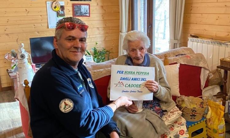 Fiastra, dalla Protezione Civile del Cadore un regalo per nonna Peppina Fiastra, dalla Protezione Civile del Cadore un regalo per nonna Peppina