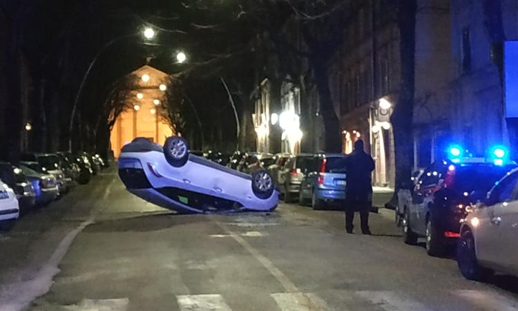 Sbanda e si ribalta, incidente a Santa Croce: l'auto resta al centro della strada (FOTO)