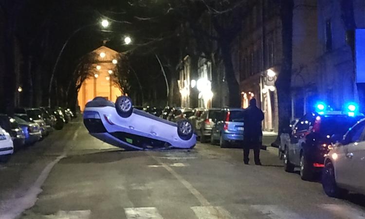 Sbanda e si ribalta, incidente a Santa Croce: l'auto resta al centro della strada (FOTO) Sbanda e si ribalta, incidente a Santa Croce: l'auto resta al centro della strada (FOTO)