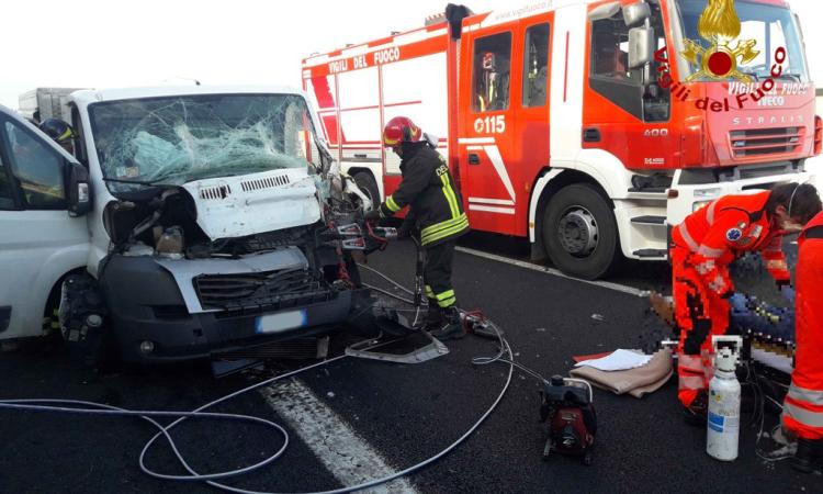 Civitanova, tir contro furgone in autostrada: perde la vita un uomo di 72 anni