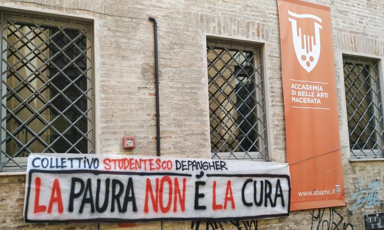 Macerata, la protesta del collettivo studentesco: "La paura non è la cura" (FOTO)