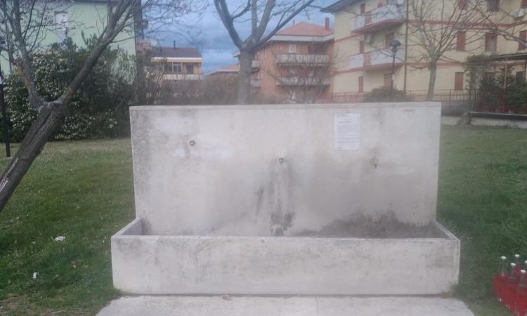 Treia, bottiglie rotte e sprechi d'acqua nel parco: la protesta di un lettore