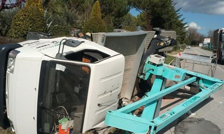 Tolentino, scontro tra due mezzi, furgone si ribalta: due feriti al pronto soccorso