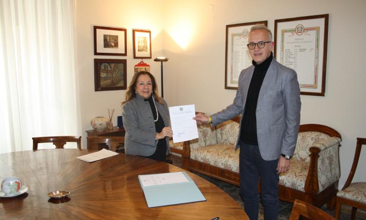 Civitanova ottiene il titolo di 'Città': ieri la consegna da parte del Prefetto Rolli Civitanova ottiene il titolo di 'Città': ieri la consegna da parte del Prefetto Rolli